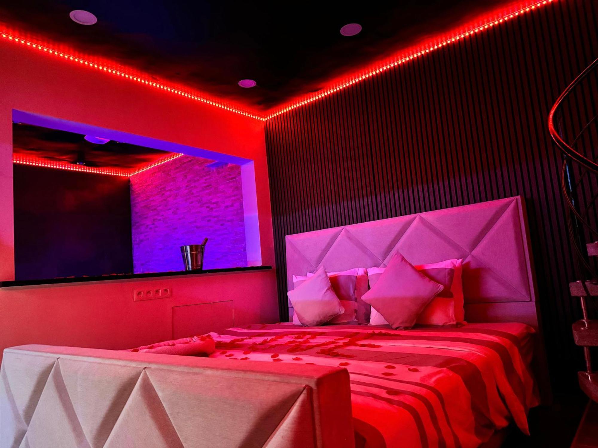 Love hotel Bolingo *