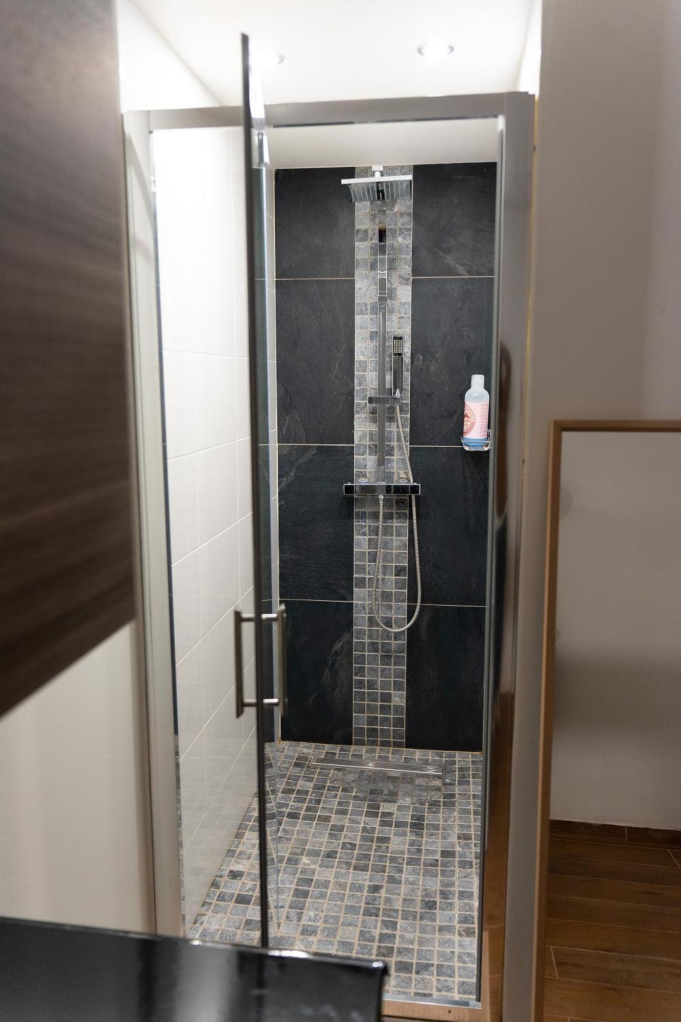 Love hotel Bolingo *