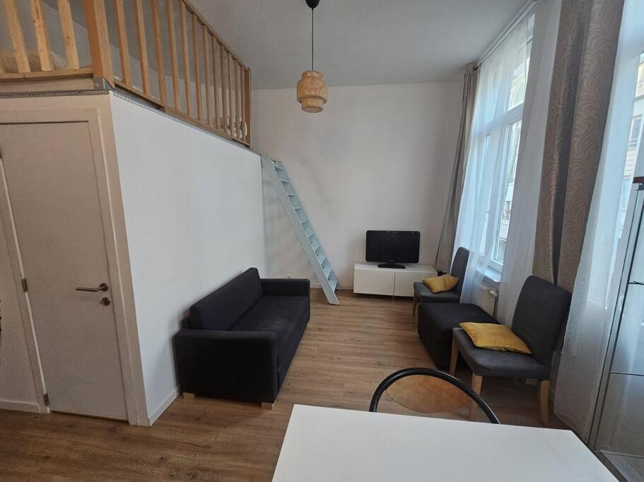 Cosy Midi Station Apartment