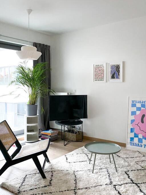 Beautiful Located In Le Chatelain Apartment *