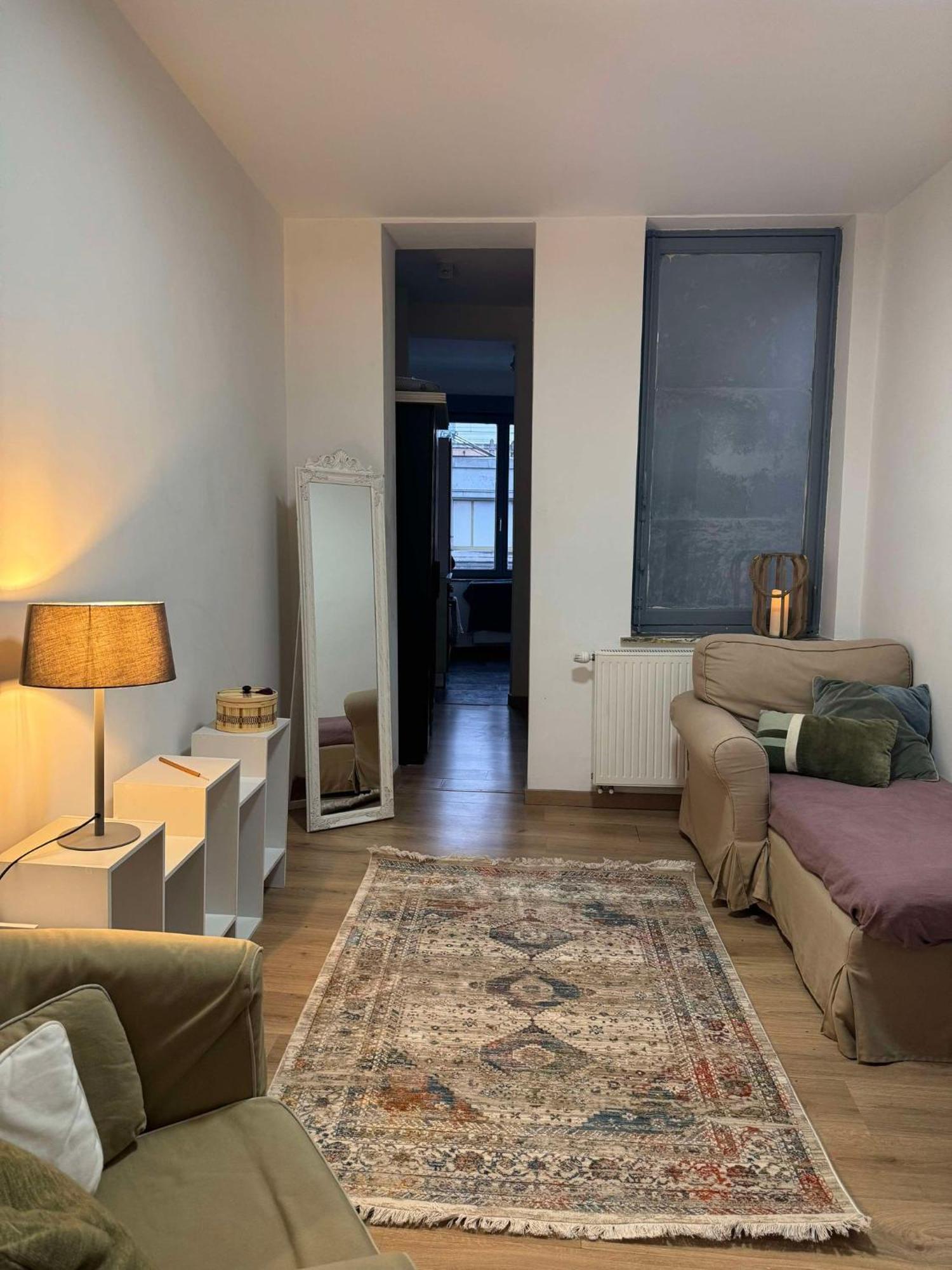 The Bachelor Backpacker Spot * Brussels