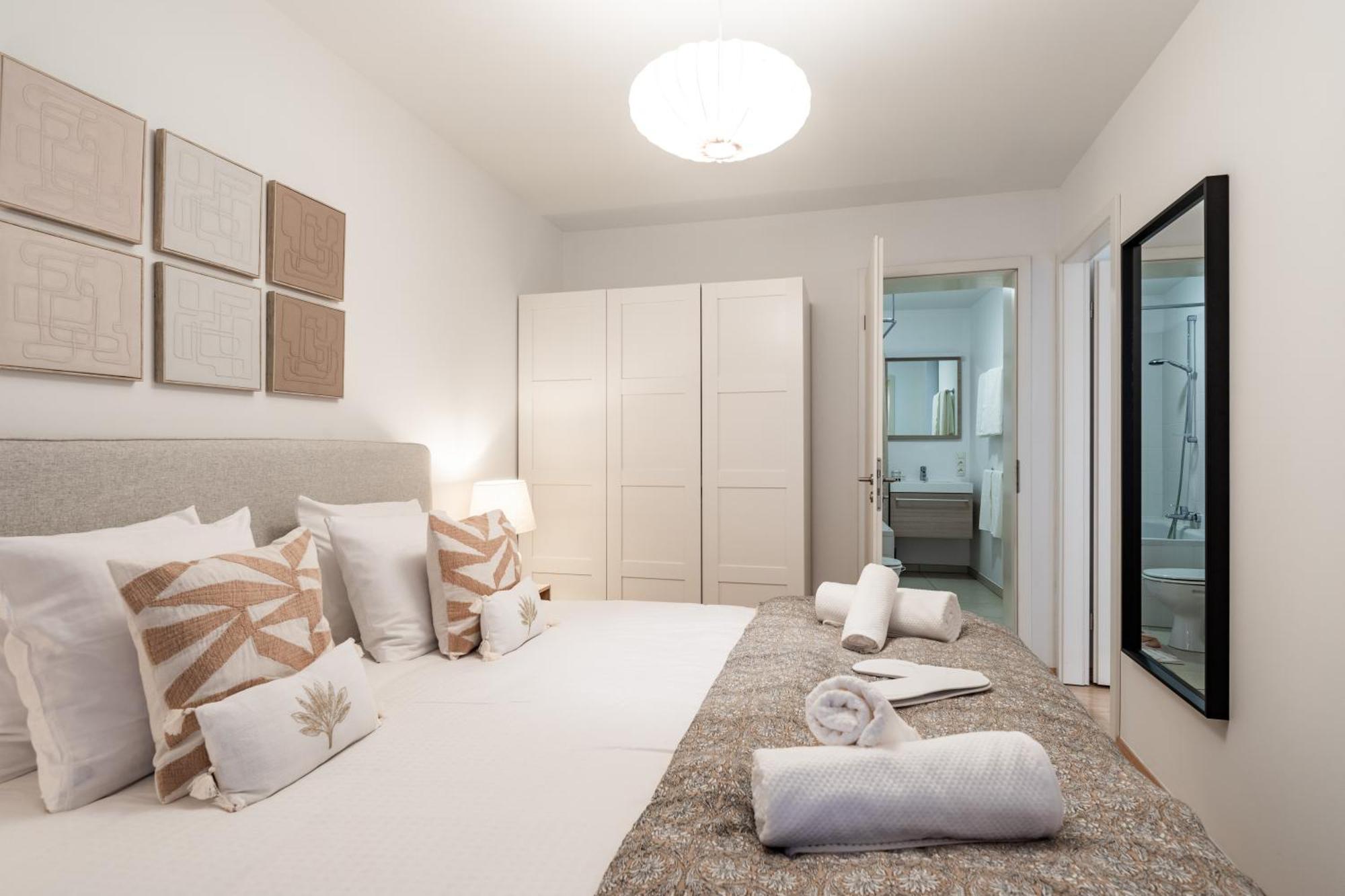 Contemporary Comfort In The Heart Of The Apartment *