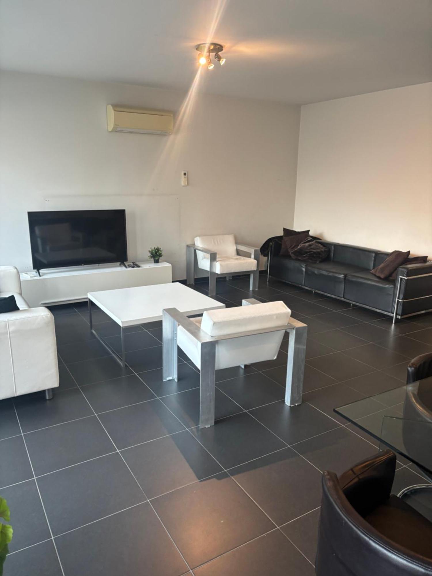 Apartment Charming With Balcony Views *