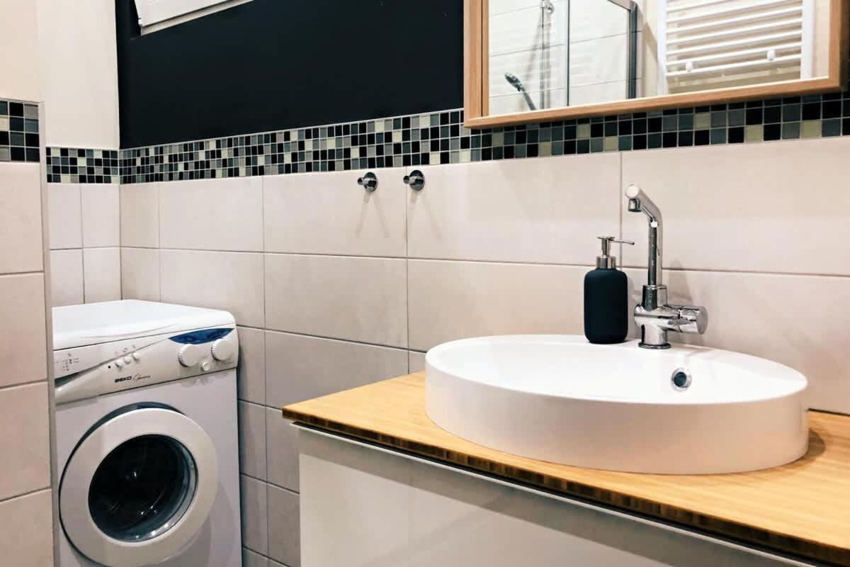 Apartment Renovated One Bedroom Schuman Area *