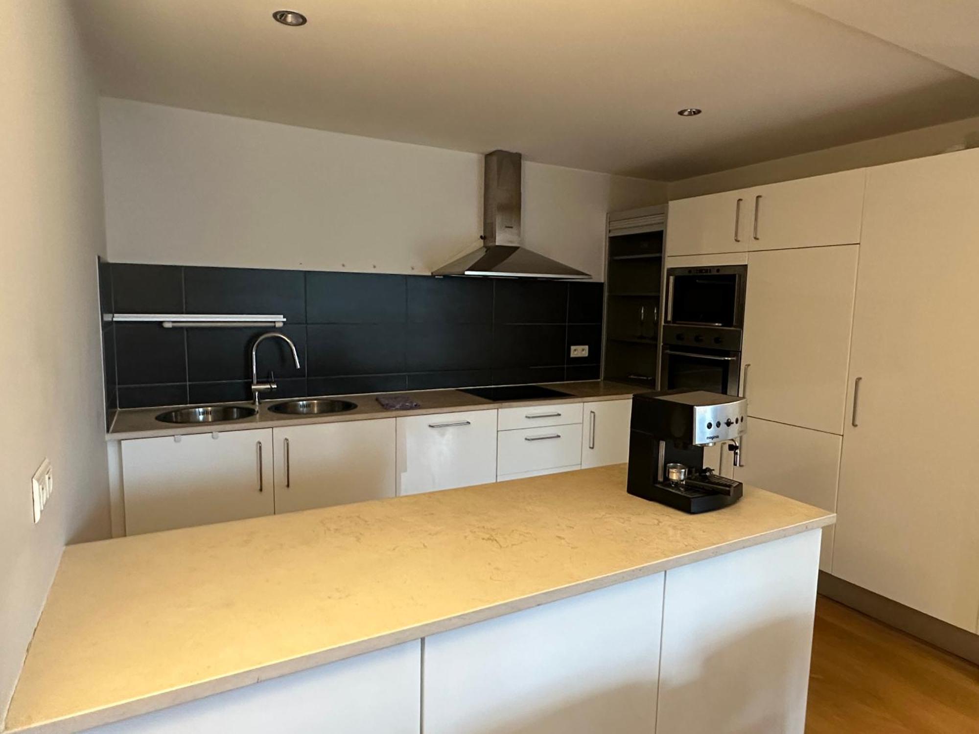 Căn hộ 2 Bedroom In Lovely Louise Area *