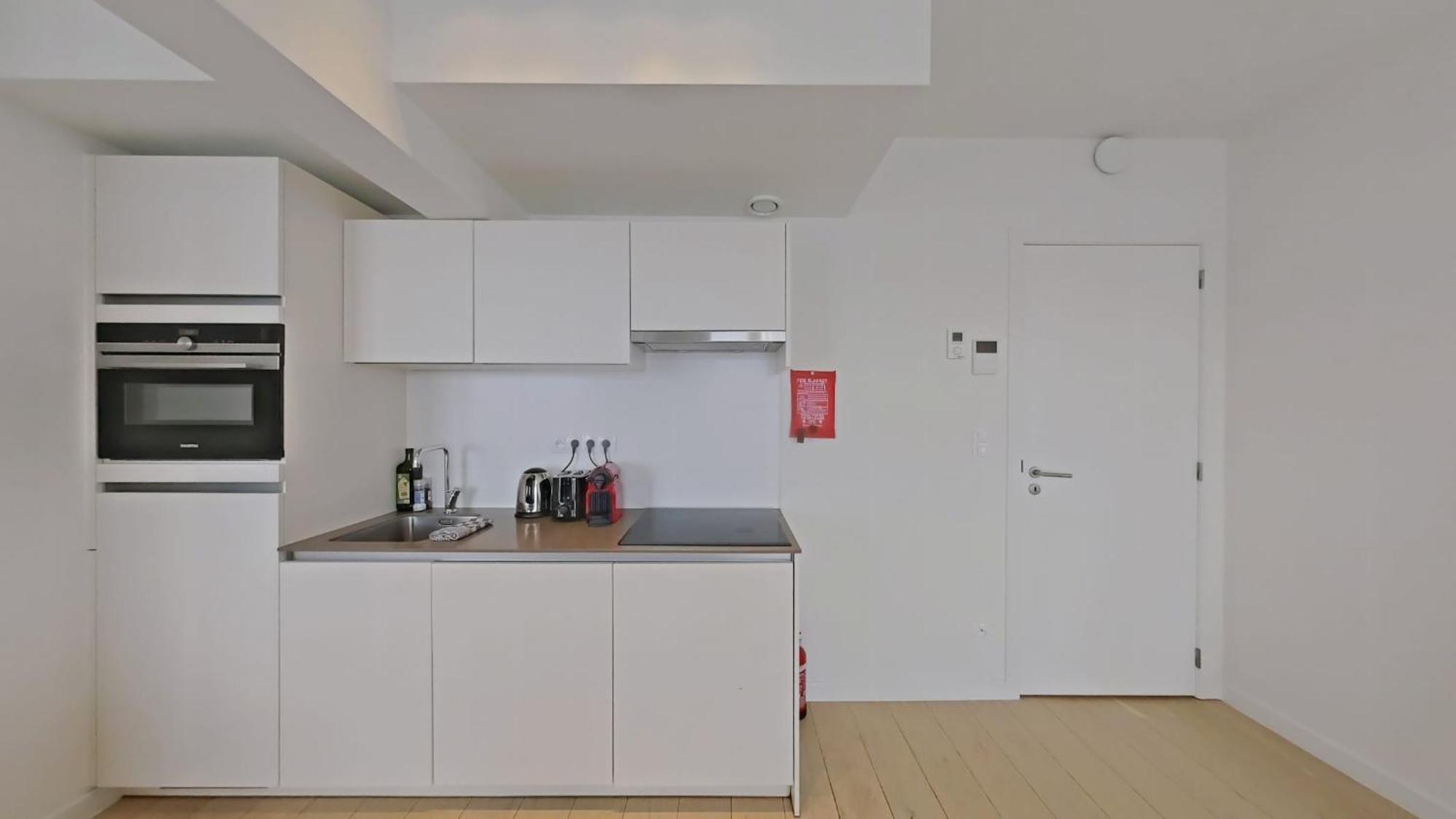 Large In A Serviced Building Appartement