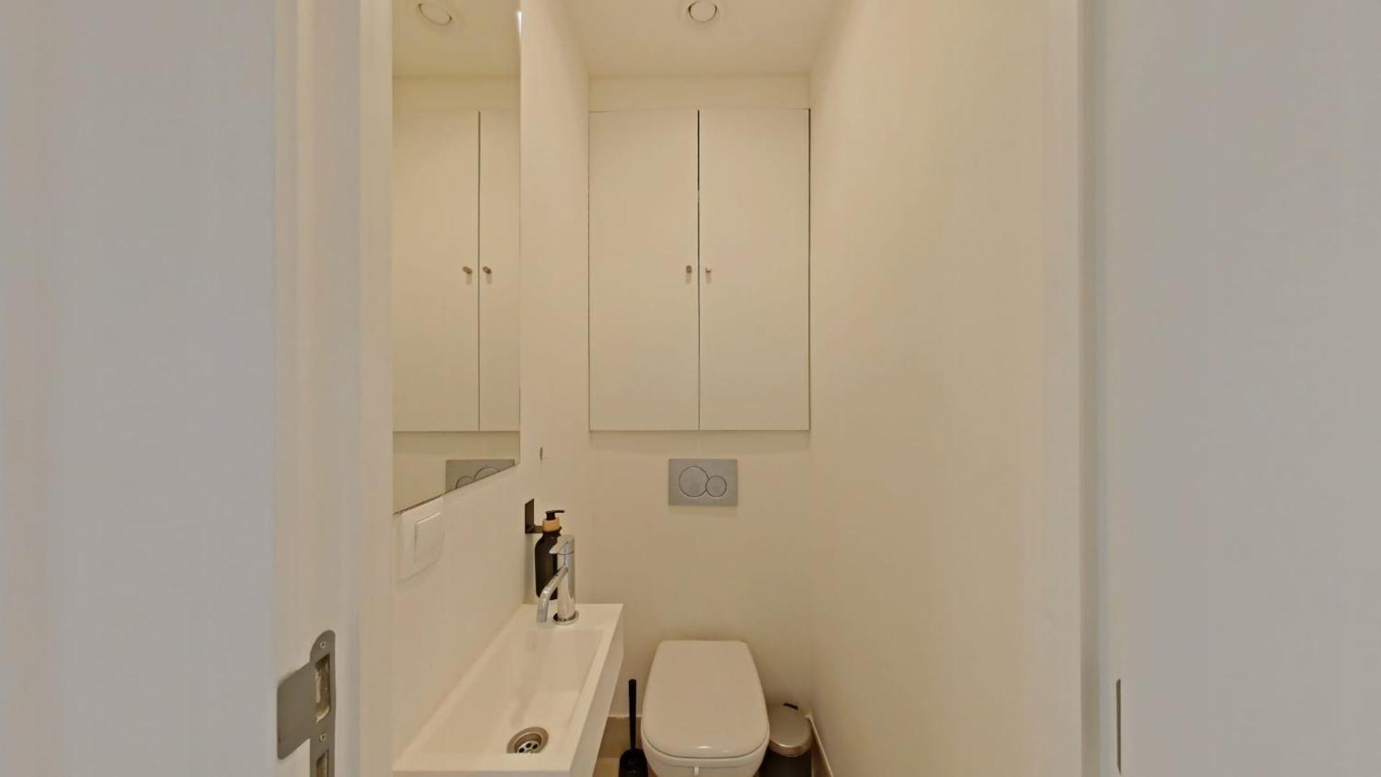 Appartement Large In A Serviced Building