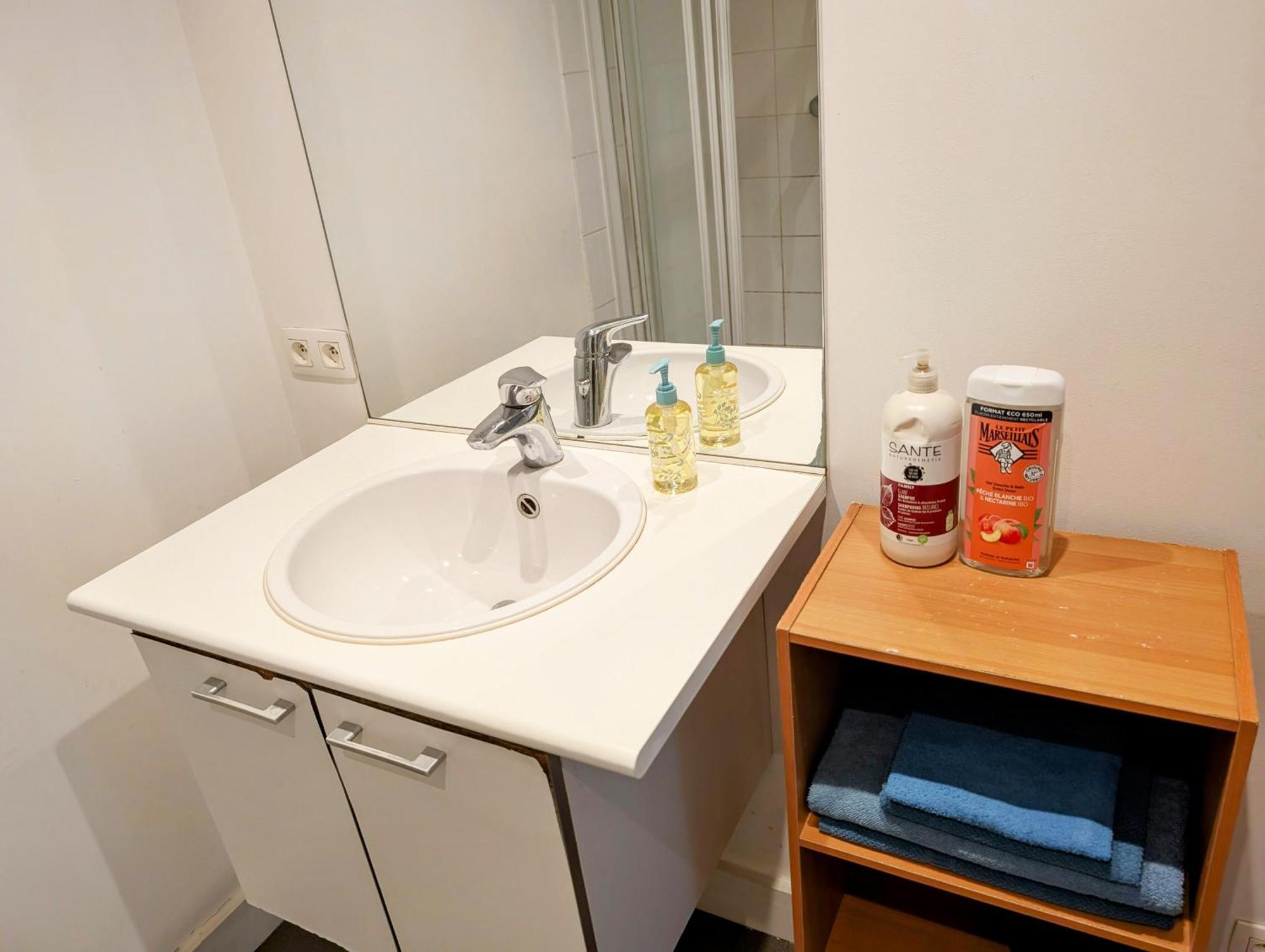 And Convenient Near Supermarkets And Public Transports Apartment *