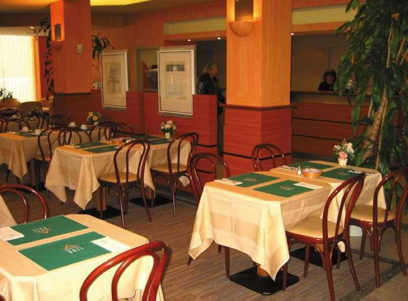 Aris Grand Place Hotel 3*